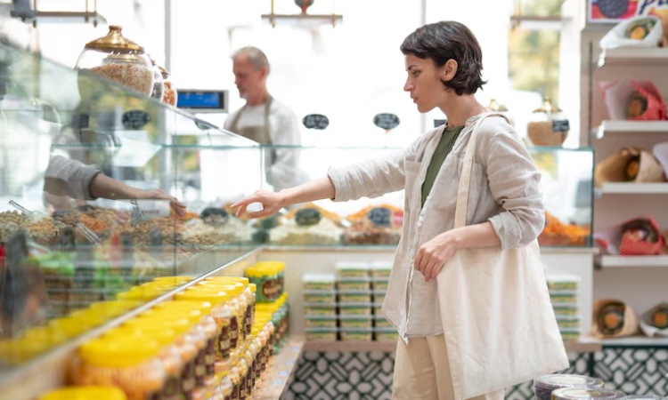 Hasta qué hora está abierta la tienda de alimentos más cercana