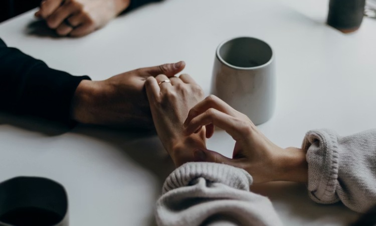 Cómo proponer una relación abierta a tu pareja