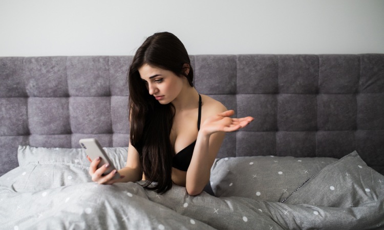 Chica viendo porno