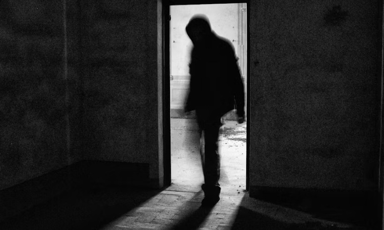 Persona en la oscuridad